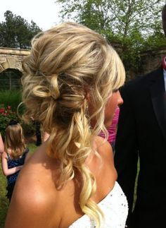 bridesmaids-hairstyles-2019-14_8 Bridesmaids hairstyles 2019