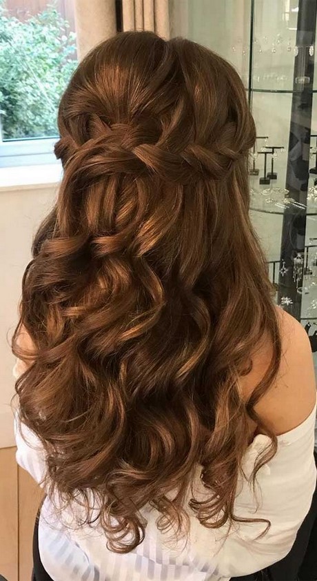 bridesmaids-hairstyles-2021-31_20 Bridesmaids hairstyles 2021