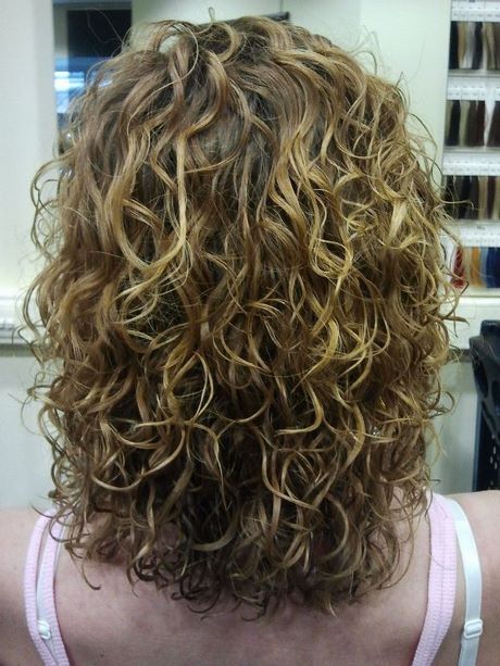 medium-curly-hairstyles-2021-05_4 Medium curly hairstyles 2021