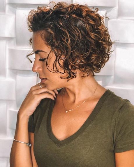 short-hairstyles-for-curly-hair-2023-41_12 Short hairstyles for curly hair 2023