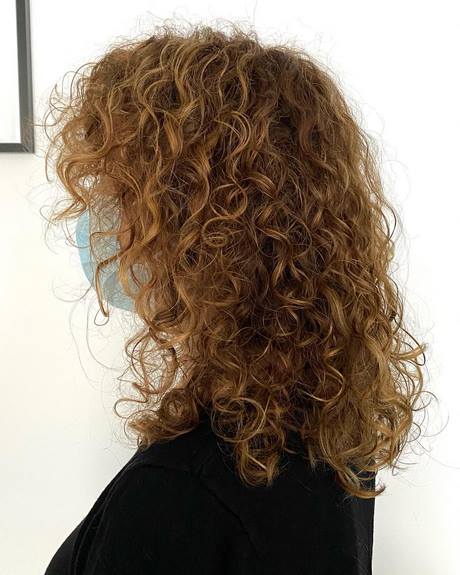 medium-curly-hair-2022-15_13 Medium curly hair 2022