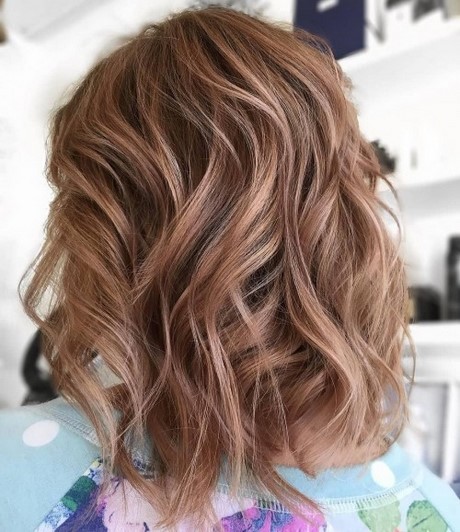 medium-length-wavy-hairstyles-2019-27_17 Medium length wavy hairstyles 2019