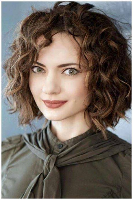 trendy-short-curly-hairstyles-2021-35_3 Trendy short curly hairstyles 2021