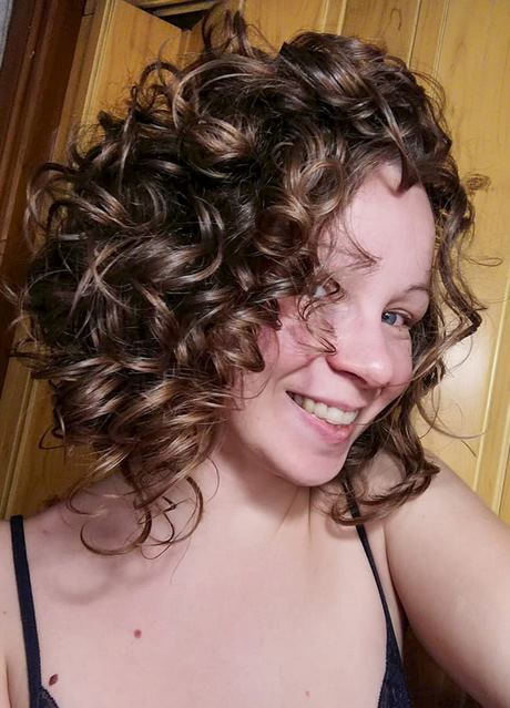 womens-short-curly-hairstyles-2021-28_15 Womens short curly hairstyles 2021