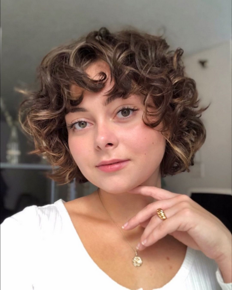 short-layered-curly-haircuts-2023-75_2 Short layered curly haircuts 2023