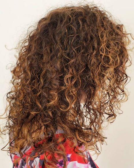 medium-curly-hair-2022-15_16 Medium curly hair 2022