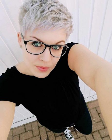 pixie-cuts-for-older-ladies-with-glasses-35 Pixie cuts for older ladies with glasses