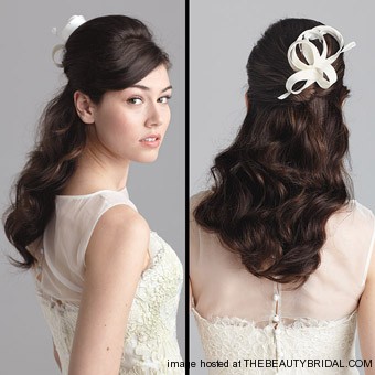 hairstyle-on-wedding-gown-36_19 Hairstyle on wedding gown