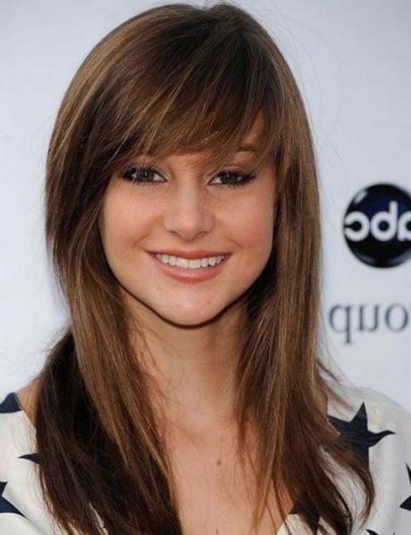 medium-layered-haircuts-with-bangs-2022-68_12 Medium layered haircuts with bangs 2022