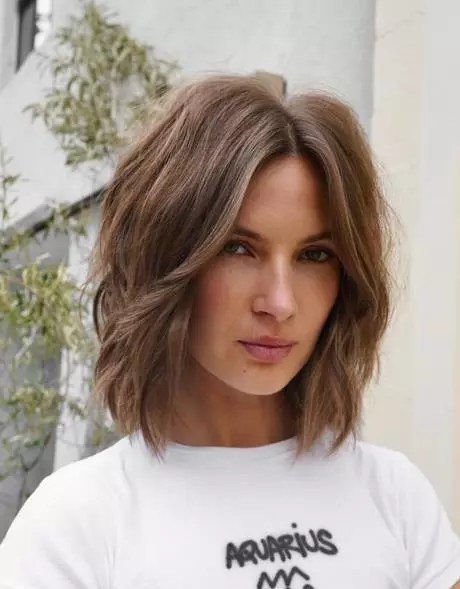 short-hairstyles-for-wavy-hair-2024-81_4-10 Short hairstyles for wavy hair 2024